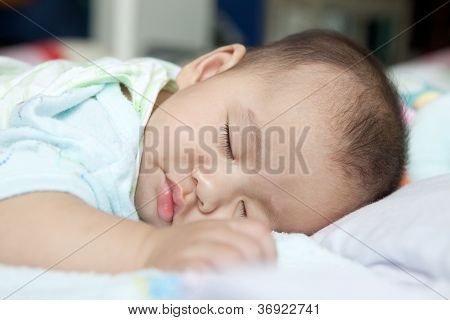 bebê dormindo na cama