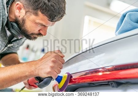 Shine Restoration And Repair Of Scratches On Car Taillights With The Help Of Polishing