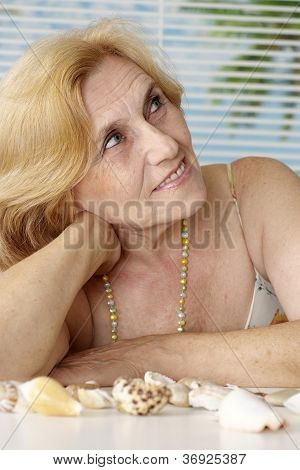 Mulher atraente em um resort