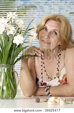 Mulher idosa em um resort
