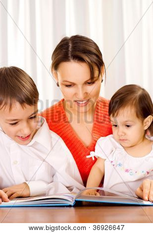 Garçon intelligent apprend des leçons à la maison