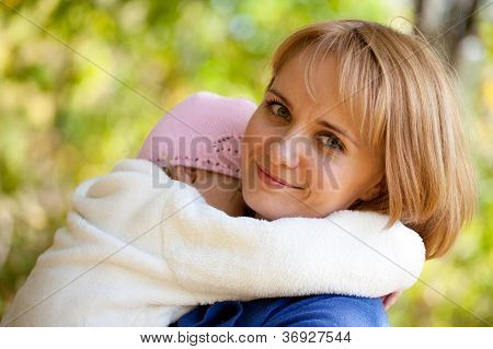 Bambina tra le braccia della madre