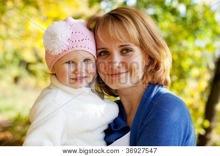 Felice bambina con la madre