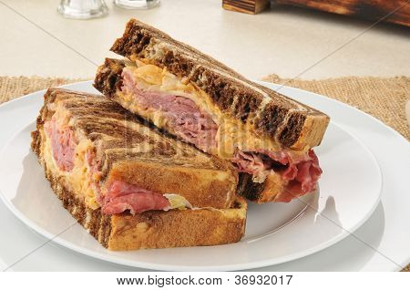 Reuben Sandwich på marmoreret rugbrød