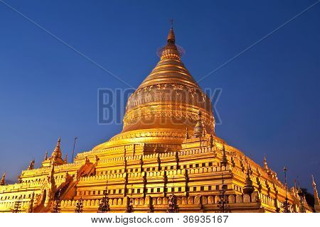 Golden Pagoda Shwezigon al crepuscolo del mattino In Bagan, Myanmar