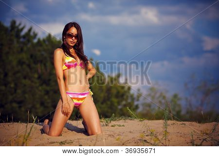 Smuk pige i en bikini.