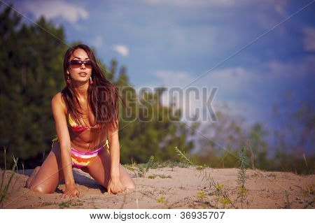 Smuk pige i en bikini.