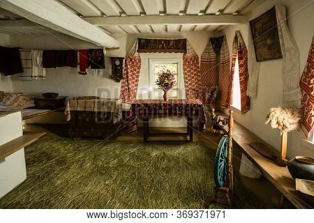 Pereyaslav-khmelnitsky, Ukraine - October 31 2015: Traditional Interior Of The Old Ukrainian Hut In 