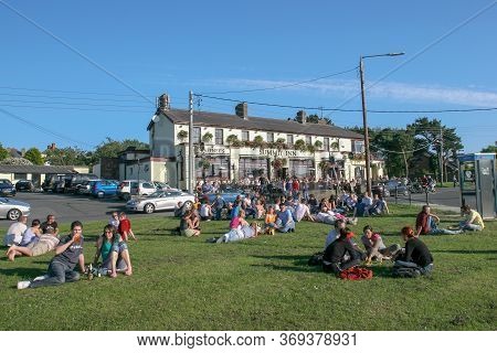 Dublin; Ireland - June 26; 2005: People Enjoying A Beautiful Outside Summit Inn Pub In Howth
