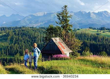 ชานร้อนภูเขาหมู่บ้านและครอบครัวการเดินทาง