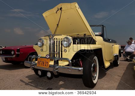 1948 Willys amarelo Jeepster