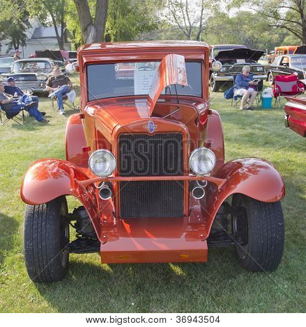 1930 Oranžové Chevy kupé čelní pohled