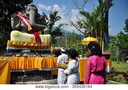 Bogor, Indonesia - September 11, 2011: Hindus People Conducting A Hindus Religious Ceremony At Parah