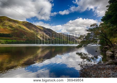 호수 지구에서 Buttermere에 반사