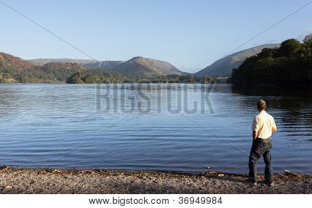 Bjergvandrer på Grasmere ved daggry i Lake District