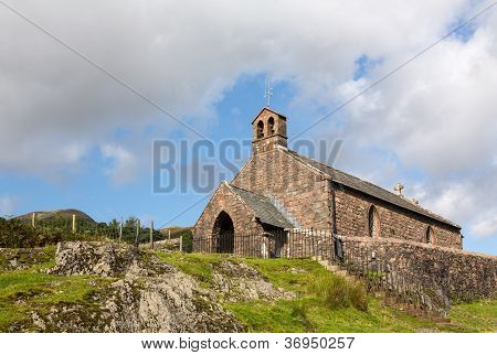 Buttermere 마을에서 오래 된 돌 교회