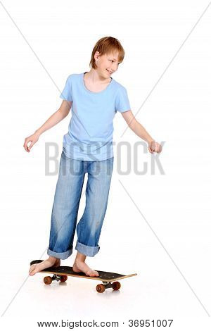 chłopiec stoi na deskorolce