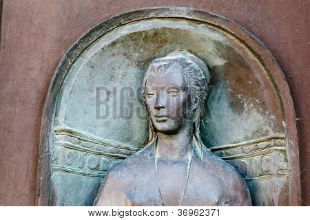 Rilievo della testa di donna In Siena, Toscana, Italia