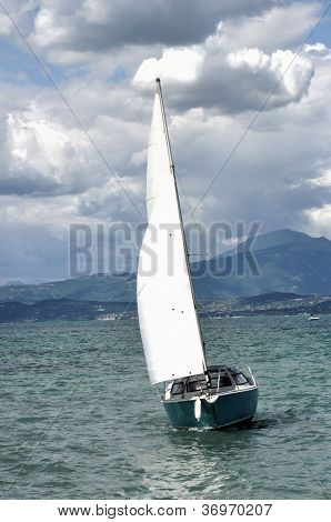 Yelkenli tekne rüzgarda