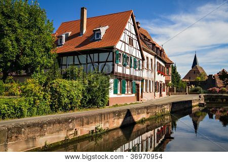 Timberframe huizen op kleine rivier
