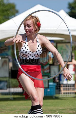 Cirkus Performer danse med Hula Hoop på foråret Festival