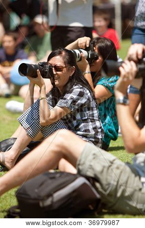 Mennesker gør fotografering ved udendørs Festival