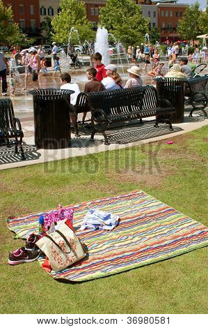 Folk nyde springvand i parken på udendørs kunstfestival