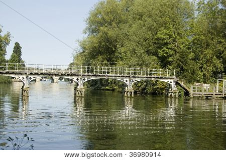 Gangbro over Themsen, Maidenhead