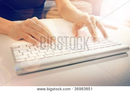 Ženské ruce, psaní na klávesnici počítače bílý