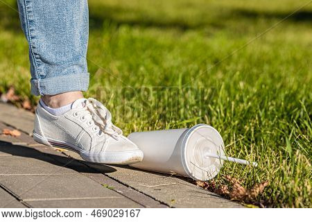 Man Throws Garbage On The Street Lawn. Man Throws Garbage In The Wrong Place. Man Throws Out A Dispo