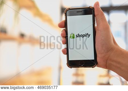 Chiang Mai, Thailand - January 13,2023: A Woman Holds Iphone 8 Plus Mobile Phone With Shopify Applic