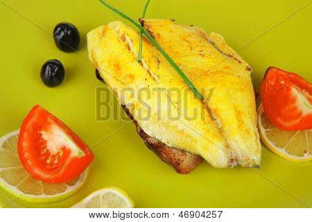 pikantní deska: pečené zlaté seafish filé se zeleninou a citrusy