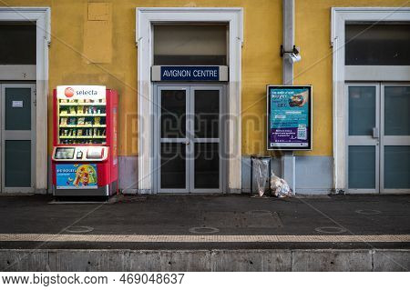 Avignon, Vaucluse, France, 12 29 2022 - Facade And Platform Of The Central Railway Station With Publ