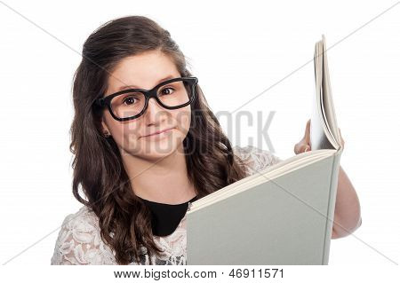 큰 책을 읽고 영리한 10 대 소녀