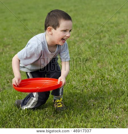 Dítě hraje s Frisbee