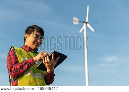 Engineer Wear Safety Uniform Use Technology Tablet For Work Communicate, Supervisor Use Dijital Tran