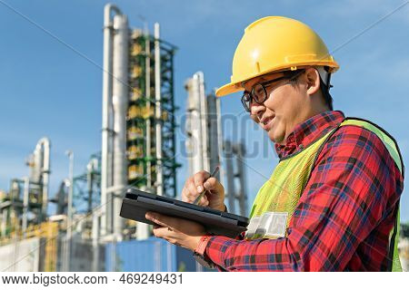 Engineer Wear Safety Uniform Use Technology Tablet For Work Communicate, Supervisor Use Dijital Tran