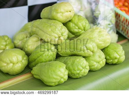 Fresh Chayote Fruits (sechium Edulis) On Leaf Background, Chayote Or Sweet Gourd - Cucurbitaceae