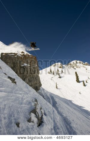 Hoog vliegen skiër