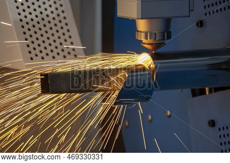 The Fiber Laser Cutting Machine Cutting  Machine Cut The Stainless Steel Square Tube. Fiber Laser Cu