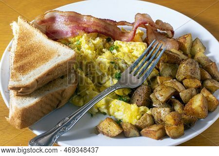 Scramble Eggs  Served  Wiith Bacon And  Homefries