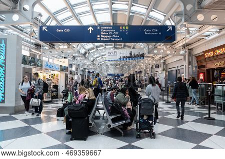 Chicago, Illinois, Usa - Dec 29 2022 : Interior Of The Busy And Crowded Chicago Ohare Airport