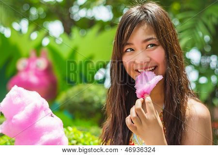 Thai Mädchen isst Rosa candyfloss