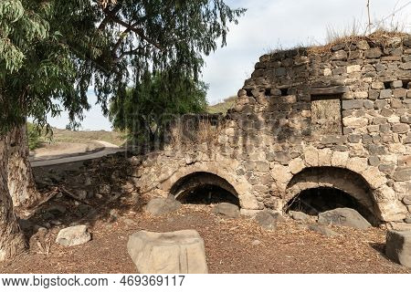 The Ruins Of The Fortress Wall Of The Ateret Fortress - Metzad Ateret - Qasr Atara - Located Next To