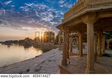 Nice Sunset At Gadisar Lake, Jaisalmer, Rajasthan, India. Setting Sun And Colorful Clouds In The Sky