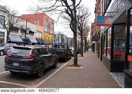 Corning, New York, U.s.a - October 18, 2022 - Cars Parked And Shops On The Street