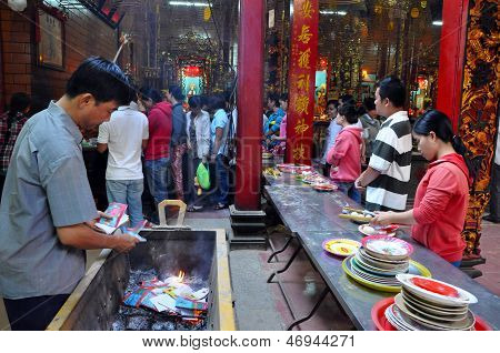 Aanbod in een boeddhistische tempel, Vietnam