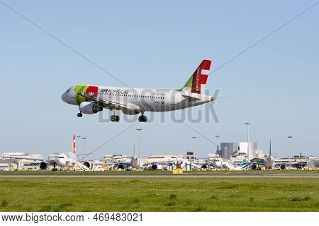 1 December 2022 Portugal, Lisbon: Airportugal Cs-tnx Passenger Plane Took Off The Runway