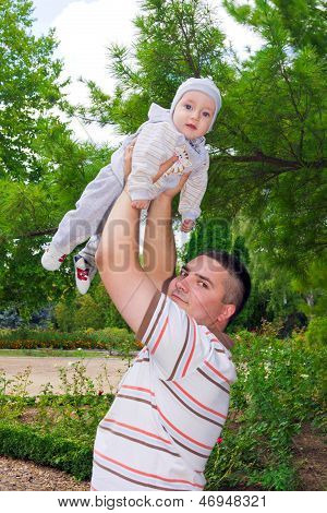Junger Vater seinem Sohn im Arm halten