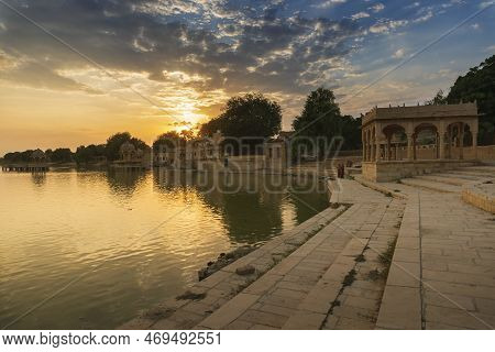 Beautiful Sunset At Gadisar Lake, Jaisalmer, Rajasthan, India. Setting Sun And Colorful Clouds In Th
